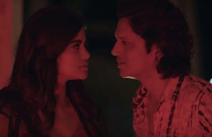 कांस्टेबल से प्रॉस्टिट्यूट के धंधे में जाने वाली ये महिला कांस्टेबल अचानक से अपनी लाइन क्यों बदल देती है और मेन गैंगस्टर के सामने एक अजीब सी शर्त रख देती है।