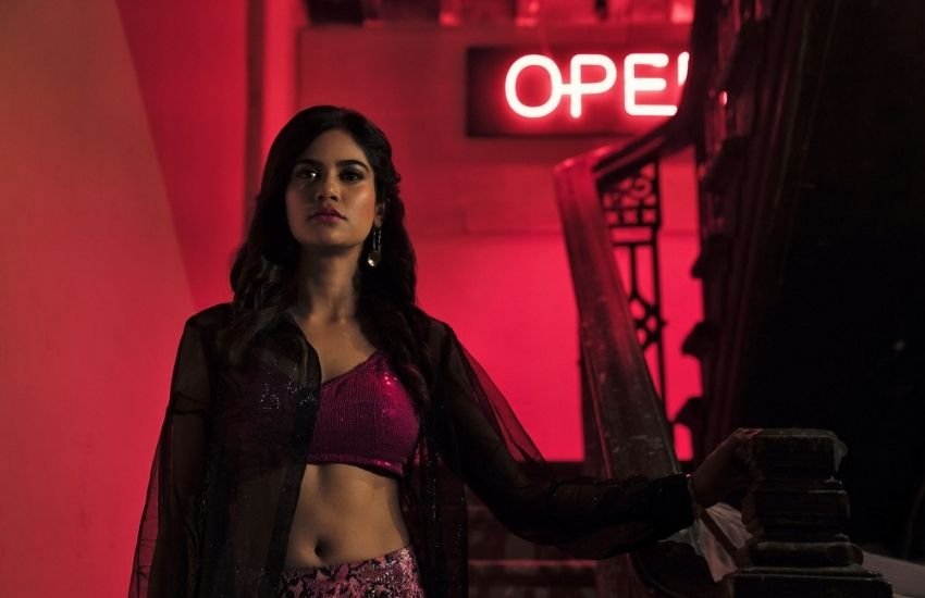 साधारण सी दिखेने वाली कांस्टेबल एक ग्लैमरेस लुक में नजर आने लगती है।