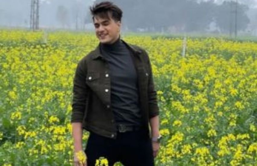 मोहसिन खान शिवांगी को एक तस्वीर में मनाते हुए नजर आ रहे हैं, असल में इस जोड़ी का एक नया एलबम का ये सीन है।