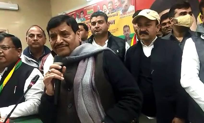 मुलायम सिंह यादव के भाई शिवापल यादव अपनी डॉक्टर बेटी के कर्जदार हैं। उन्होंने अपनी बेटी अनुभा यादव से साढ़े तीन लाख का लोन लिया है।