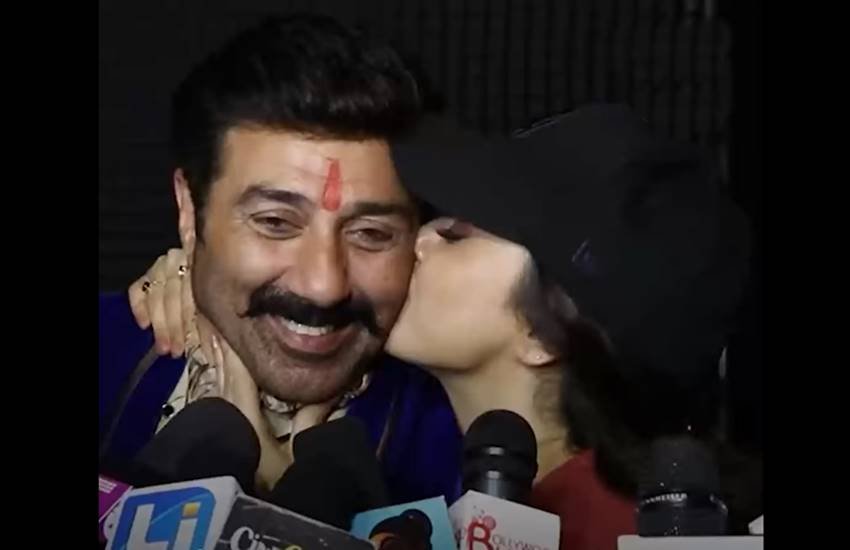 मीडिया से बात करते हुए सनी देओल अपनी फिल्म के बारे में बता रहे थे तभी प्रीति जिंटा ने पहले उन्हें पीठ पर किस किया और फिर गालों पर।