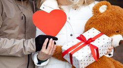 Happy Teddy Day 2022: क्यों मनाया जाता है टेडी डे? जानिए अपने साथी से प्यार जताने के लिए किस रंग का टेडी करें गिफ्ट