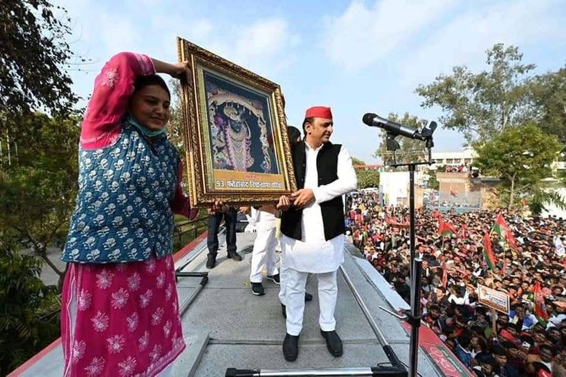 आगरा के दबंग नेता अशोक दीक्षित जेल में हैं। इस बार का चुनाव नहीं लड़ रहे। फतेहाबाद से उनकी लंदन रिटर्न बेटी सपा के टिकट पर चुनाव लड़ रही हैं।