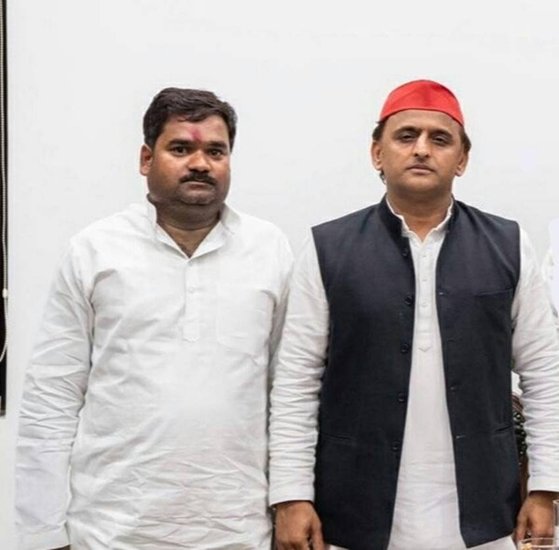 चित्रकूट की मऊ मानिकपुर सीट से दस्यु सरगना रहे वीर सिंह पटेल सपा के टिकट पर चुनाव लड़ रहे हैं।