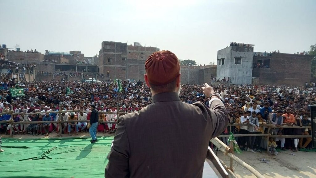 यूपी की एक चुनावी रैली में एआईएमआईएम सांसद असदुद्दीन ओवैसी (फोटो: ट्विटर/ asadowaisi)