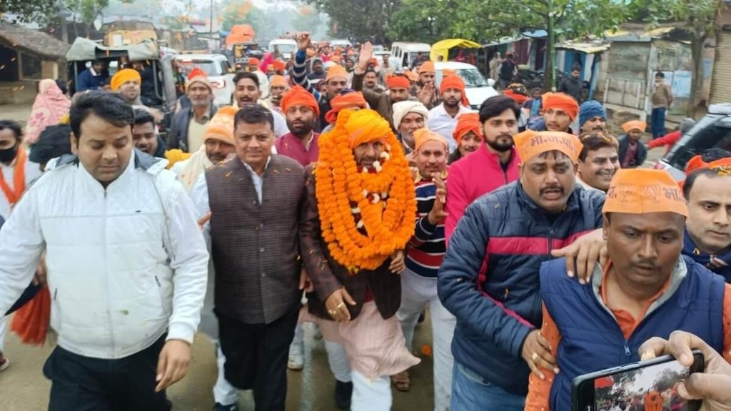 शुक्रवार को नामांकन दर्ज कराने जाते योगी कैबिनेट के मंत्री उपेंद्र तिवारी (फोटो: ट्विटर/ upendratiwari)