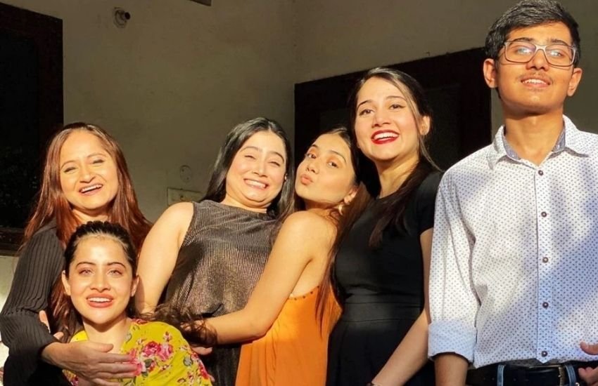 उर्फी पांच सिस्टर्स हैं और उनका एक छोटा भाई भी है।