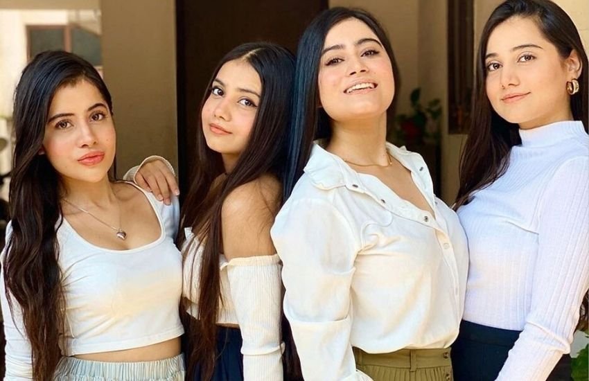 उर्फी अपने भाई-बहनों में दूसरे नंबर पर आती हैं।