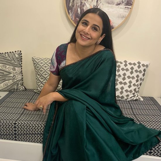 विद्या के सोशल मीडिया अकाउंस से पता लगता है कि उनके पास लगभग हर रंग की साड़ी है।