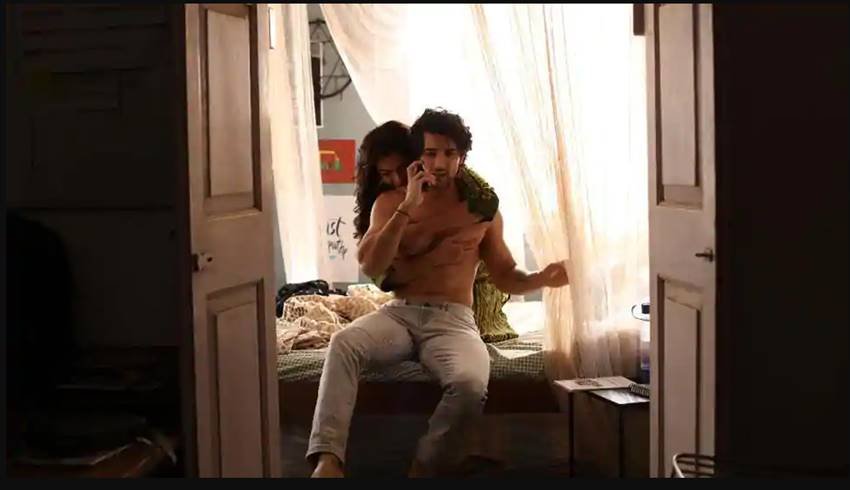 Arranged Marriage: जी 5 पर मौजूद वेब सीरीज अरेंज्ड मैरिज भी गे रिलेशनिप पर बेस्ड है। इस सीरीज में अली फजल ने गे का रोल प्ले किया है। 