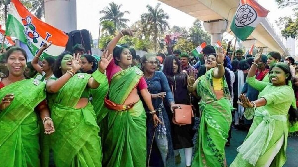चारों नगर निगम में जीत दर्ज करने के बाद जश्न मनाती तृणमूल कार्यकर्ताएं (फोटो: पीटीआई)