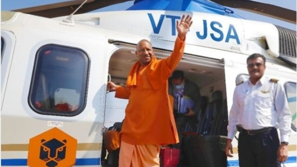 सीएम योगी की हेलिकॉप्टर वाली तस्वीर पर कई सोशल मीडिया यूजर्स ने जमकर प्रतिक्रिया दी (फोटो- सोशल मीडिया )