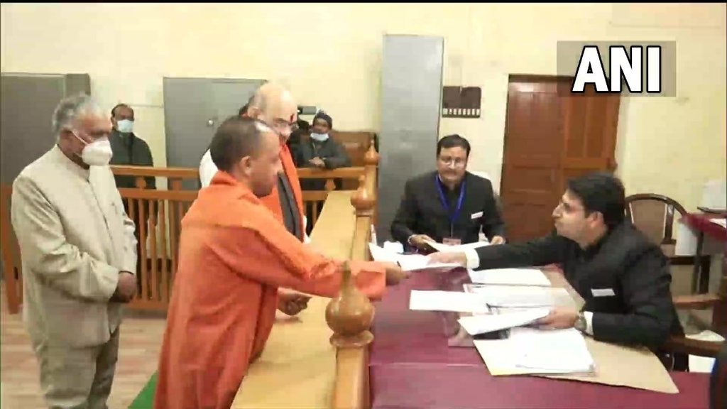 मुख्यमंत्री योगी आदित्यनाथ ने गोरखपुर से अपना नामांकन दाखिल किया। (फोटो: एएनआई)