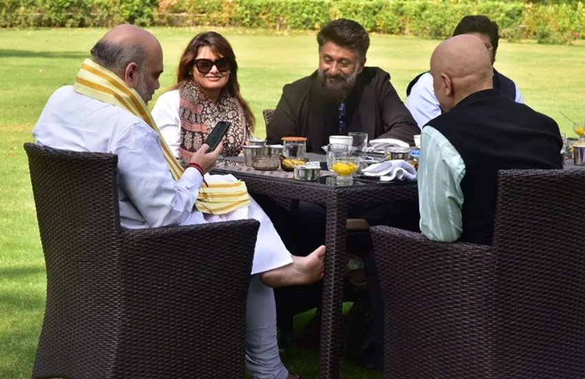 Amit Shah With The Kashmir Files: कश्मीरी पंडितों के घाटी से पलायन पर बनी फिल्म द कश्मीर फाइल्स रिलीज के बाद से ही लगातार सुर्खियों में बनी हुई है। पीएम नरेंद्र मोदी (PM Narendra Modi) से लेकर देश के कई बड़े नेता इस फिल्म की तारीफ कर चुके हैं। बुधवार को गृहमंत्री अमित शाह ने फिल्म की टीम से अपने घर पर मुलाकात की।