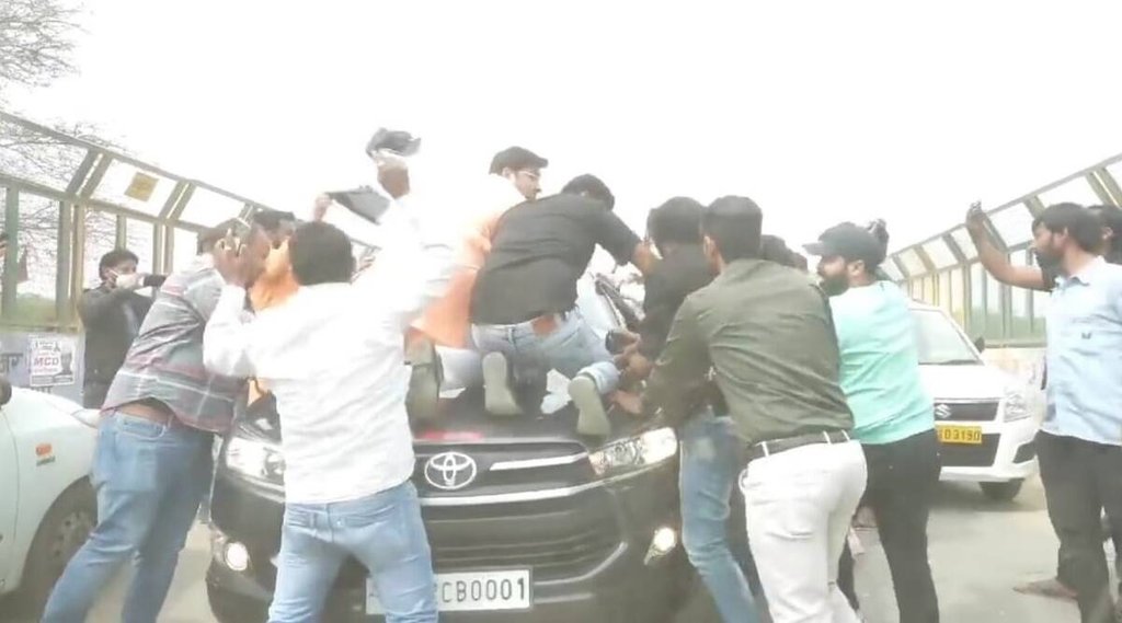 स्वास्थ्य मंत्री सत्येंद्र जैन की कार को रविवार को दिल्ली बीजेपी कार्यकर्ताओं ने घेर लिया। (फोटो: Twitter/@ArvindKejriwal पर वीडियो से स्क्रीनग्रैब) स्वास्थ्य मंत्री सत्येंद्र जैन की कार को रविवार को दिल्ली बीजेपी कार्यकर्ताओं ने घेर लिया। (फोटो: Twitter/@ArvindKejriwal पर वीडियो से स्क्रीनग्रैब)