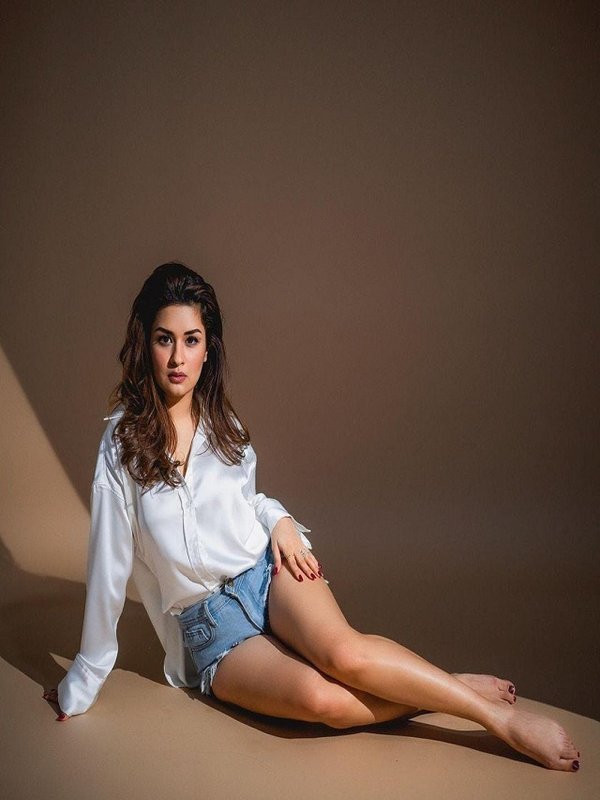 AVNEET KAUR IN DENIM SHORTS FASHION STATEMENT