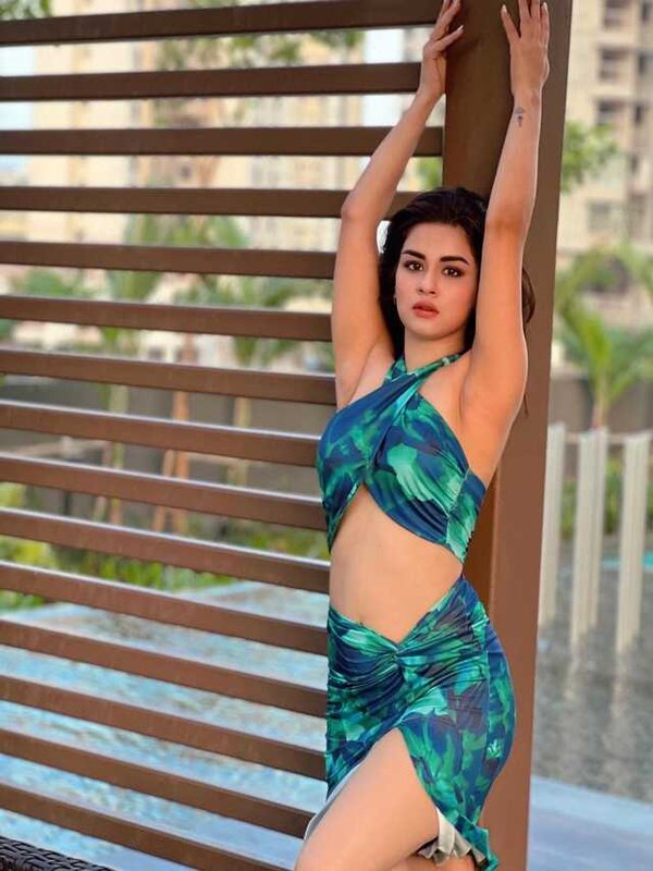 AVNEET KAUR IN SIZZLING LOOK