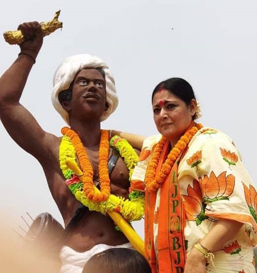 अग्निमित्रा ने साल 2019 में बीजेपी के साथ अपने राजनीतिक सफर की शुरुआत की। 2020 में विधानसभा का चुनाव लड़ा और एमएलए बनीं। 