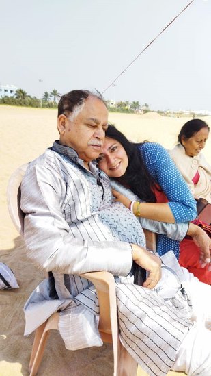 अग्निमित्रा के निजी जीवन की बात करें तो वह बेहद शिक्षित परिवार में जन्मी हैं। उनके पिता डॉक्टर हैं।