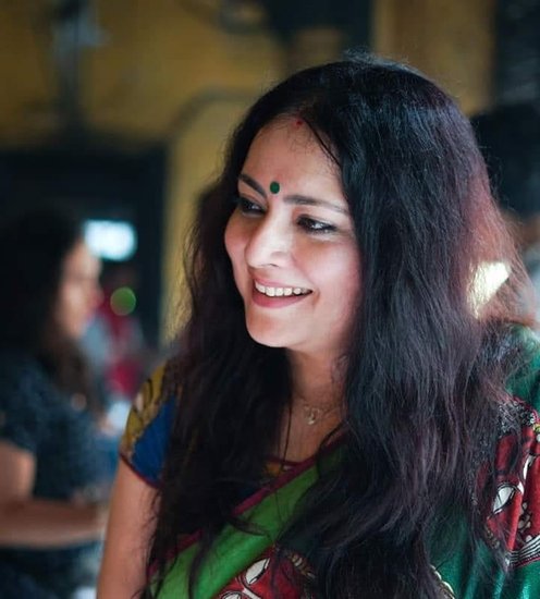  अग्निमित्रा के पति का नाम पार्थो पॉल है। इस दंपति के दो बच्चे हैं।