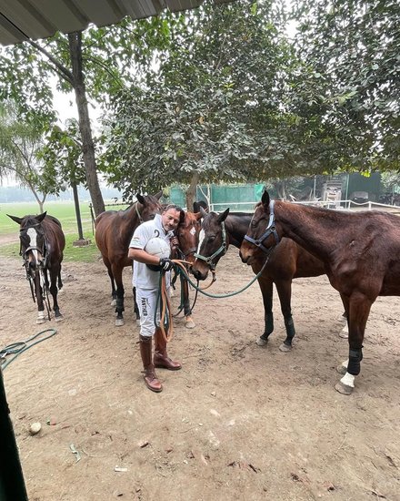चुनाव की थकान वह अपने घोड़ों के साथ पोलो के मैदान में निकाल रहे हैं।