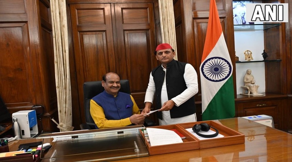 लोकसभा अध्यक्ष ओम बिरला को अपना इस्तीफा सौंपते अखिलेश यादव।