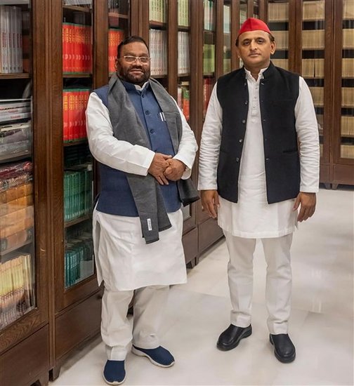 स्वामी प्रसाद मौर्य योगी सरकार में कैबिनेट मंत्री थे। इस चुनाव में वह बीजेपी छोड़ सपा में शामिल हुए और फाजिलनगर विधानसभा सीट से चुनाव लड़े। इस चुनाव में उन्हें पराजय हासिल हुई।