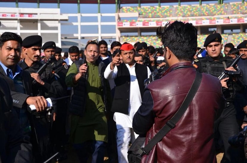Anurag Bhadauria: समाजवादी पार्टी (Samajwadi Party) के नेता अनुराग भदौरिया कई बार फिल्मी सितारों के साथ भी नजर आए हैं। मुलायम सिंह यादव (Mulayam Singh Yadav) और अखिलेश यादव (Akhilesh Yadav) के गृह जनपद इटावा के रहने वाले अनुराग भदौरिया के सोशल मीडिया अकाउंट पर तमाम ऐसी तस्वीरें हैं जिनमें वह धर्मेंद्र (Dharmendra) से शाहरुख खान (Shahrukh Khan) और रणबीर कपूर (Ranbir Kapoor) - आलिया भट्ट (Alia Bhatt) जैसे फिल्म स्टार्स के साथ नजर आ रहे हैं। देखिए तस्वीरें: 