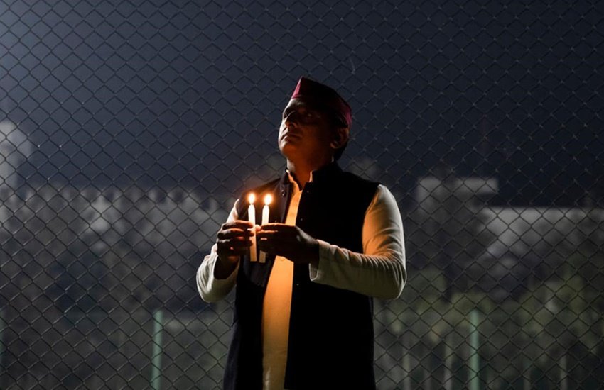 Akhilesh Yadav Photos: उत्तर प्रदेश में हुए विधानसभा चुनाव (UP Assembly Elections) के नतीजे 10 मार्च को आएंगे। समाजवादी पार्टी (Samajwadi Party) के राष्ट्रीय अध्यक्ष अखिलेश यादव और बीजेपी (BJP) के यूपी सीएम योगी आदित्यनाथ (Yogi Adityanath), दोनों ही अपनी जीत को लेकर आश्वस्त हैं। इस चुनाव में अखिलेश यादव ने अपनी चुनावी रैलियों की कई तस्वीरें सोशल मीडिया में शेयर की हैं। इनमें से कुछ तस्वीरें काफी चर्चा में भी रही हैं। आइए देखें अखिलेश यादव के चुनाव प्रचार के दौरान की कुछ चुनिंदा तस्वीरें: