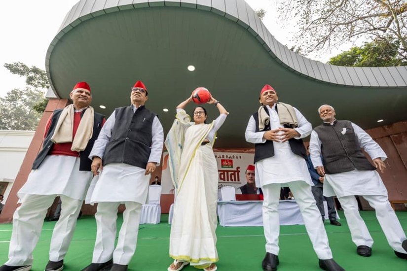ममता बनर्जी भी अखिलेश यादव के समर्थन में उत्तर प्रदेश पहुंची थीं।
