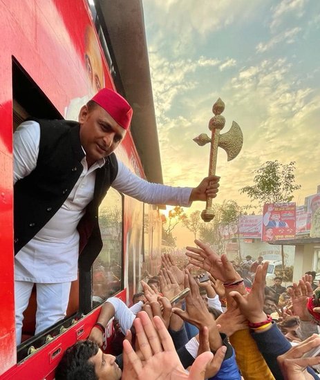 किसी समर्थक द्वारा भेंट किये गए फरसे को पकड़े अखिलेश यादव।