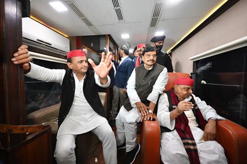 करहल में मुलायम सिंह यादव भी सपा के लिए वोट मांगने पहुंचे थे। शिवपाल यादव, मुलायम सिंह और अखिलेश यादव की यह तस्वीर काफी चर्चा में रही थी।