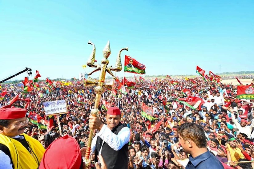 गोरखपुर की एक रैली में त्रिशूल उठाए अखिलेश यादव।