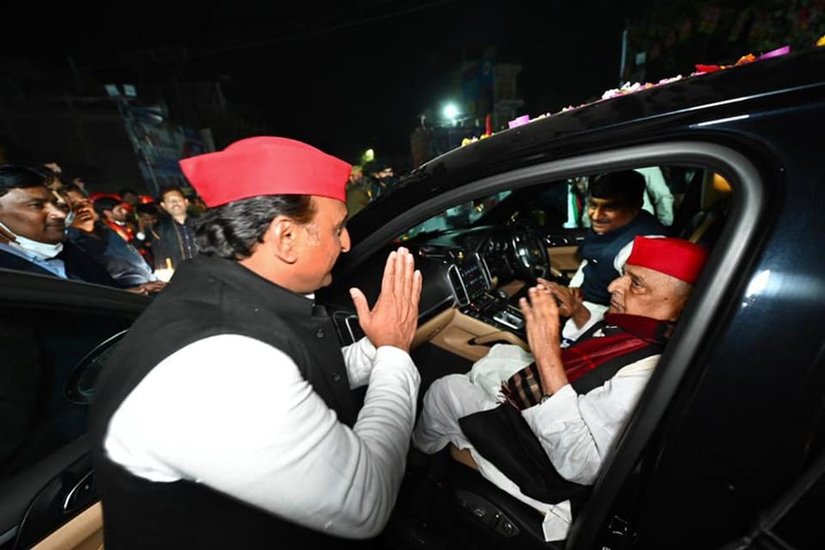 मुलायम सिंह यादव और अखिलेश यादव।