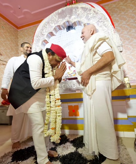 सभी तस्वीरें अखिलेश यादव फेसबुक वॉल से ली गई हैं।