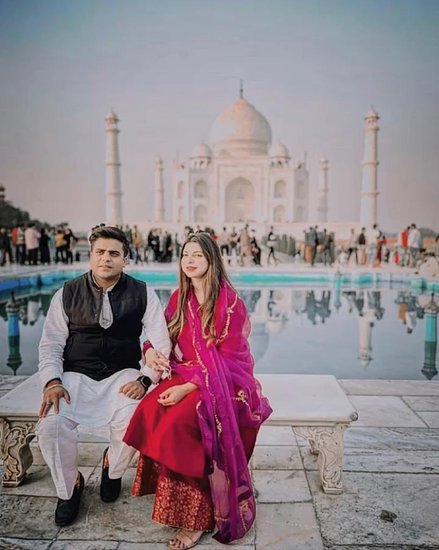 मुलायम सिंह यादव (Mulayam Singh Yadav) के परिवार से कई सदस्य एक्टिव पॉलिटिक्स में हैं। शिवपाल यादव (Shivpal Yadav) से अखिलेश यादव (Akhilesh Yadav) और डिंपल यादव (Dimple Yadav) से धर्मेंद्र यादव (Dharmendra) जैसे नाम इसमें शामिल हैं। परिवार में ऐसा ही एक नाम तेज प्रताप सिंह यादव (Tej Pratap Singh Yadav) का भी है। तेज प्रताप अखिलेश के भतीजे लगते हैं। तेज की शादी लालू प्रसाद यादव (Lalu Prasad Yadav) की सबसे छोटी बेटी राजलक्ष्मी (Rajlakshmi Yadav) से हुई है।