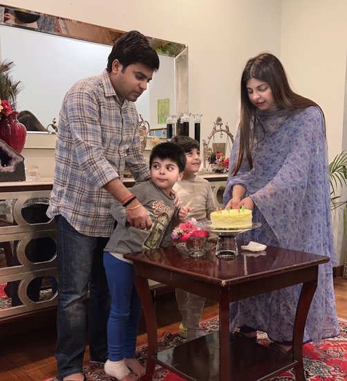 तेज और राजलक्ष्मी के दो बेटे हैं। 