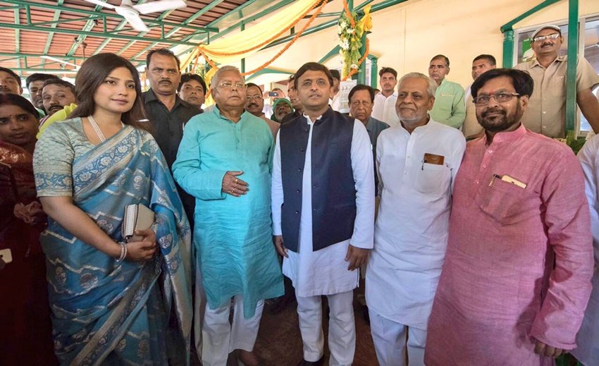 शादी-ब्याह हो या फिर कोई राजनीतिक कार्यक्रम, अखिलेश यादव हमेशा सफेद कुर्ता पायजामा ही पहनते हैं।