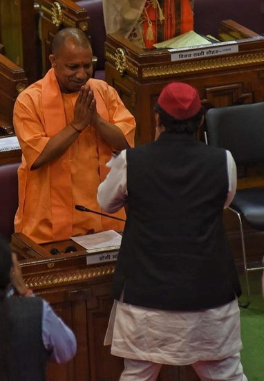 लंबे समय बाद सोमवार को अखिलेश यादव (Akhilesh Yadav) और योगी आदित्यनाथ (Yogi Adityanath) की मुलाकात हुई। दोनों की यह मुलाकात यूपी विधानसभा (UP Assembly) में हुई। सीएम योगी और नेता विपक्ष अखिलेश यादव के मुलाकात की तस्वीरें औऱ वीडियो सोशल मीडिया में वायरल हो रही हैं।