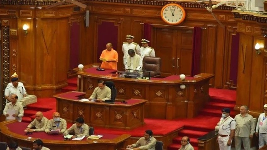 सीएम योगी आदित्यनाथ ने भी सदन में विधायक पद की शपथ ली।