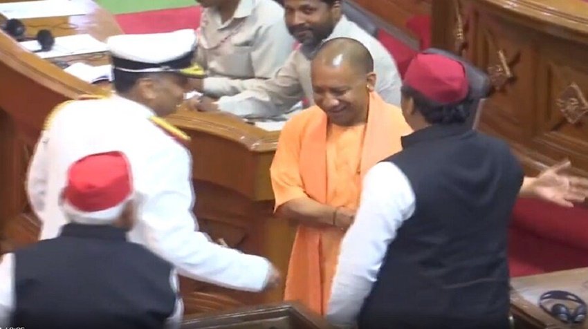 सीएम योगी आदित्यनाथ ने अखिलेश यादव से हाथ मिलाया और मुस्कुराते हुए उनकी पीठ भी थपथपाई।