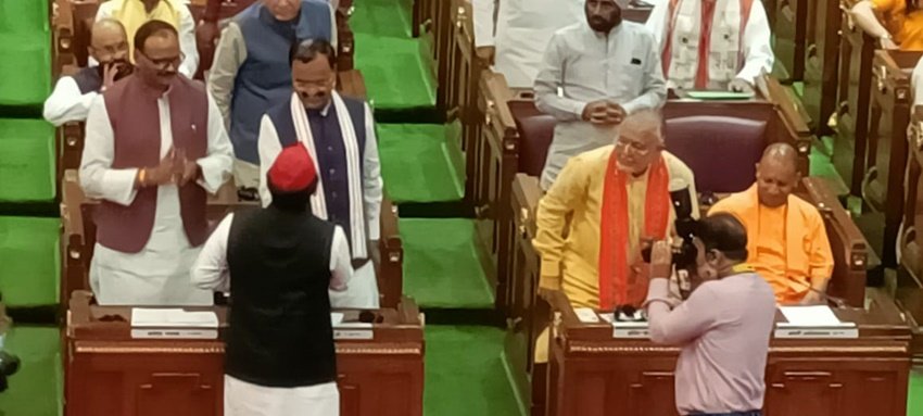 अखिलेश यादव ने भी विपक्षी दल के नेताओं का अभिनंदन किया। तस्वीर में अखिलेश यादव डिप्टी सीएम केशव प्रसाद मौर्य से हाथ मिलाते दिख रहे हैं।