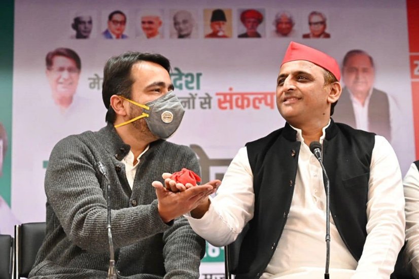 रालोद नेता जयंत चौधरी के साथ अन्न की पोटली लिए अखिलेश यादव के प्रेस कॉन्फ्रेंस की इस तस्वीर ने भी मीडिया में चर्चा बटोरी थी।