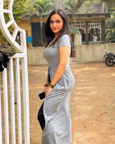 आलिया नाज मूल रूप से बिहार के किशनगंज जिले की रहने वाली हैं। किशनगंज से स्कूलिंग के बाद आगे की पढ़ाई के लिए आलिया मुंबई चली गईं।