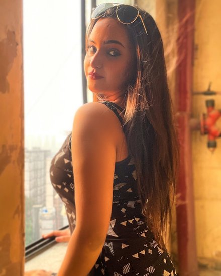 आलिया ने अब ओटीटी पर भी डेब्यू कर लिया है। उनकी पहली वेब सीरीज मिसेज टीचर प्राइम शॉट्स पर रिलीज हो चुकी है।