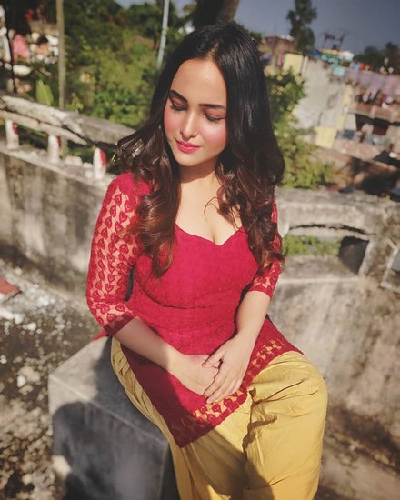 बता दें कि आलिया नाज सोशल मीडिया में भी काफी एक्टिव हैं। वह आए दिन अपनी तस्वीरें और वीडियोज शेयर करती रहती हैं।