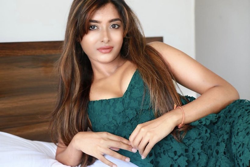 थिया डिसूजा ऑल्ट बालाजी की चर्चित वेब सीरीज गंदी बात और ट्रिपल एक्स में अपने इंटीमेट सीन के लिए कई महीनों तक चर्चा में रही थीं। थिया ने भी खुद को अभी शादी से दूर रखा है। 