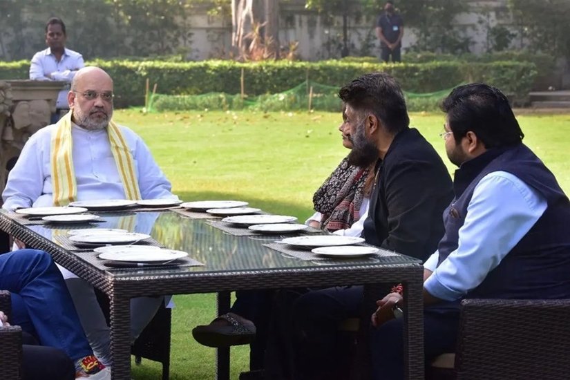 अमित शाह से मुलाकात की तस्वीर फिल्म से जुड़े कलाकारों ने शेयर की हैं।