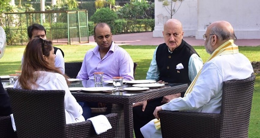 अनुपम खेर ने ये भी लिखा कि आपने जिस तरह से घाटी के लोगों के लिए माहौल तैयार किया है वो काबिल-ए-तारीफ है।