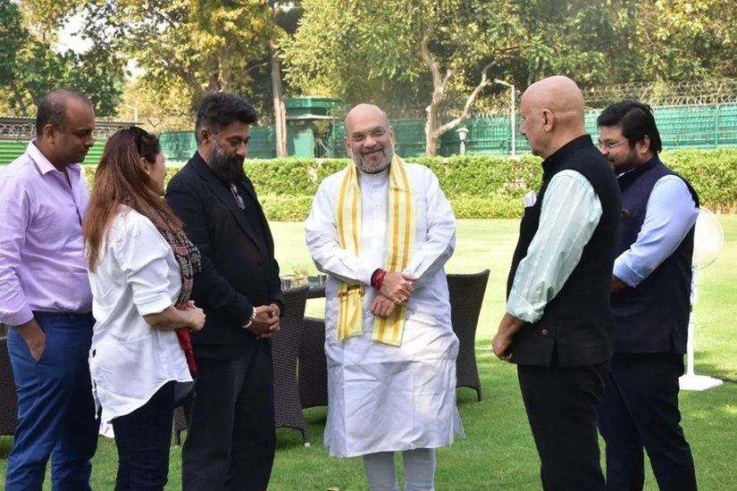 अमित शाह के साथ फिल्म से जुड़े लोगों ने नाश्ता किया और तस्वीरें भी शेयर की। 